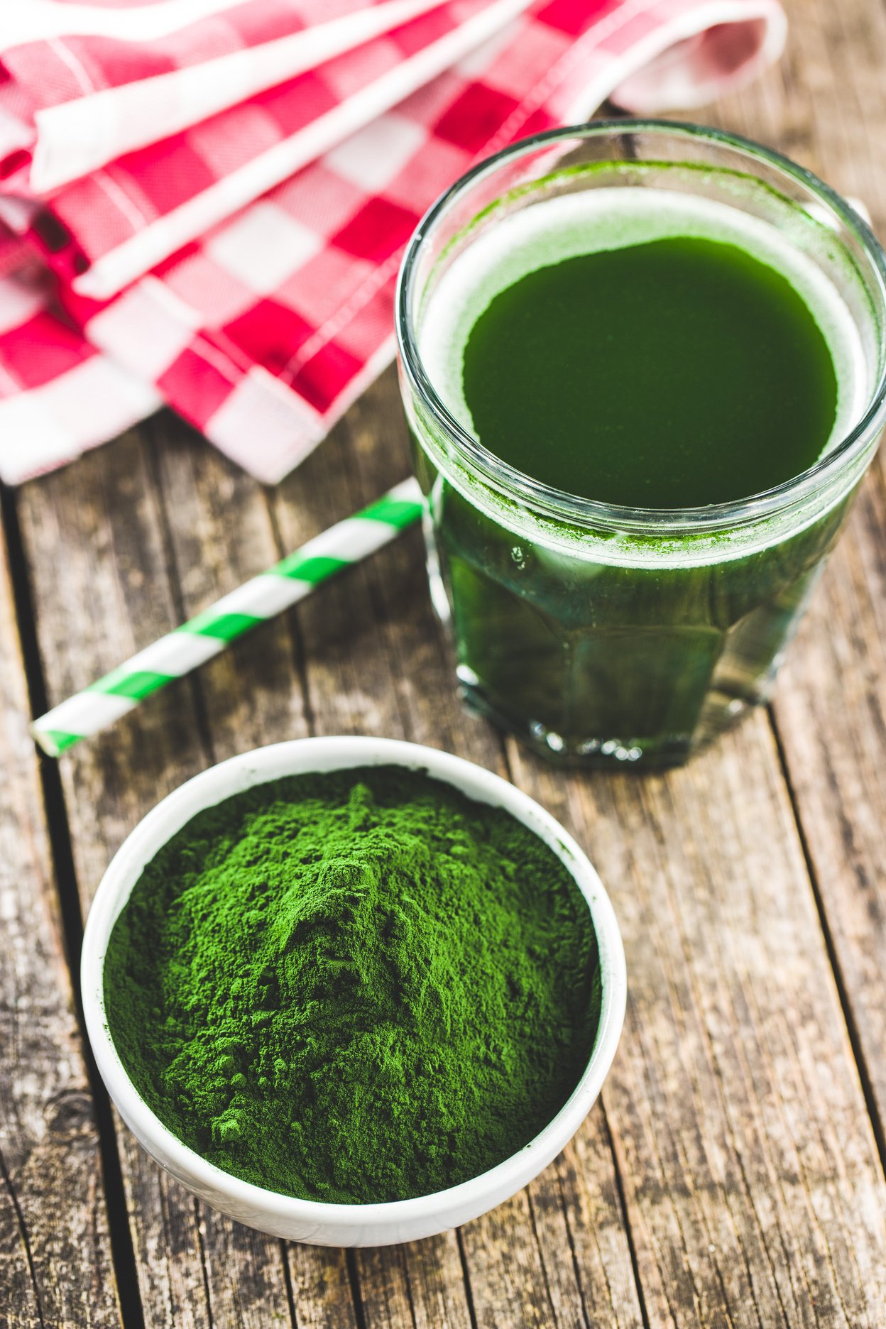 Green chlorella powder and drink.